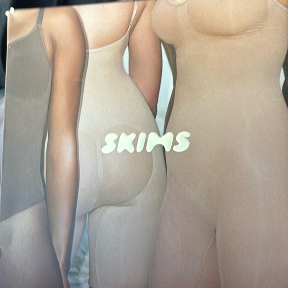 SKIMS sculpting mid thigh bodysuit S/M Sienna Brand New - Picture 3 of 4
